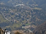 51 Dalla croce di Cima Cornetti vista a precipizo su Cornalba